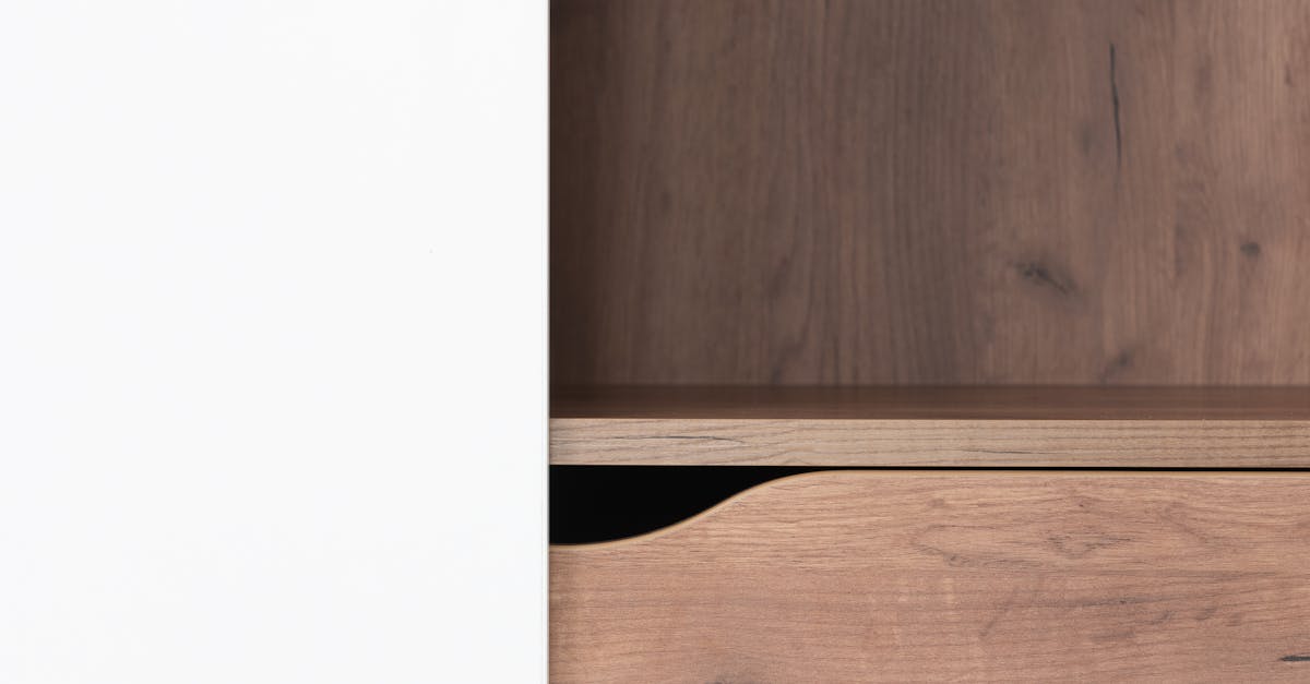 Klimamöbel 2.0: Regale und Lehmpaneele mit PCM und Feuchtefiltern für unsichtbaren Wohnkomfort