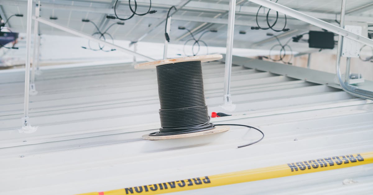 24‑V-Sockelleistenbus: Unsichtbare Stromschiene für modulare Möbel, Licht und Smart-Home – ohne Steckdosenflut